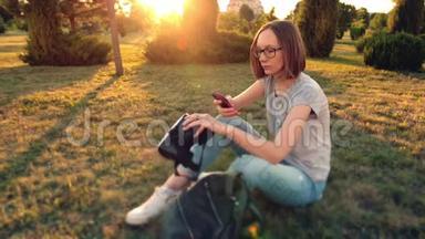 女孩用智能<strong>手机扫描</strong>虚拟现实眼镜上的QR代码。